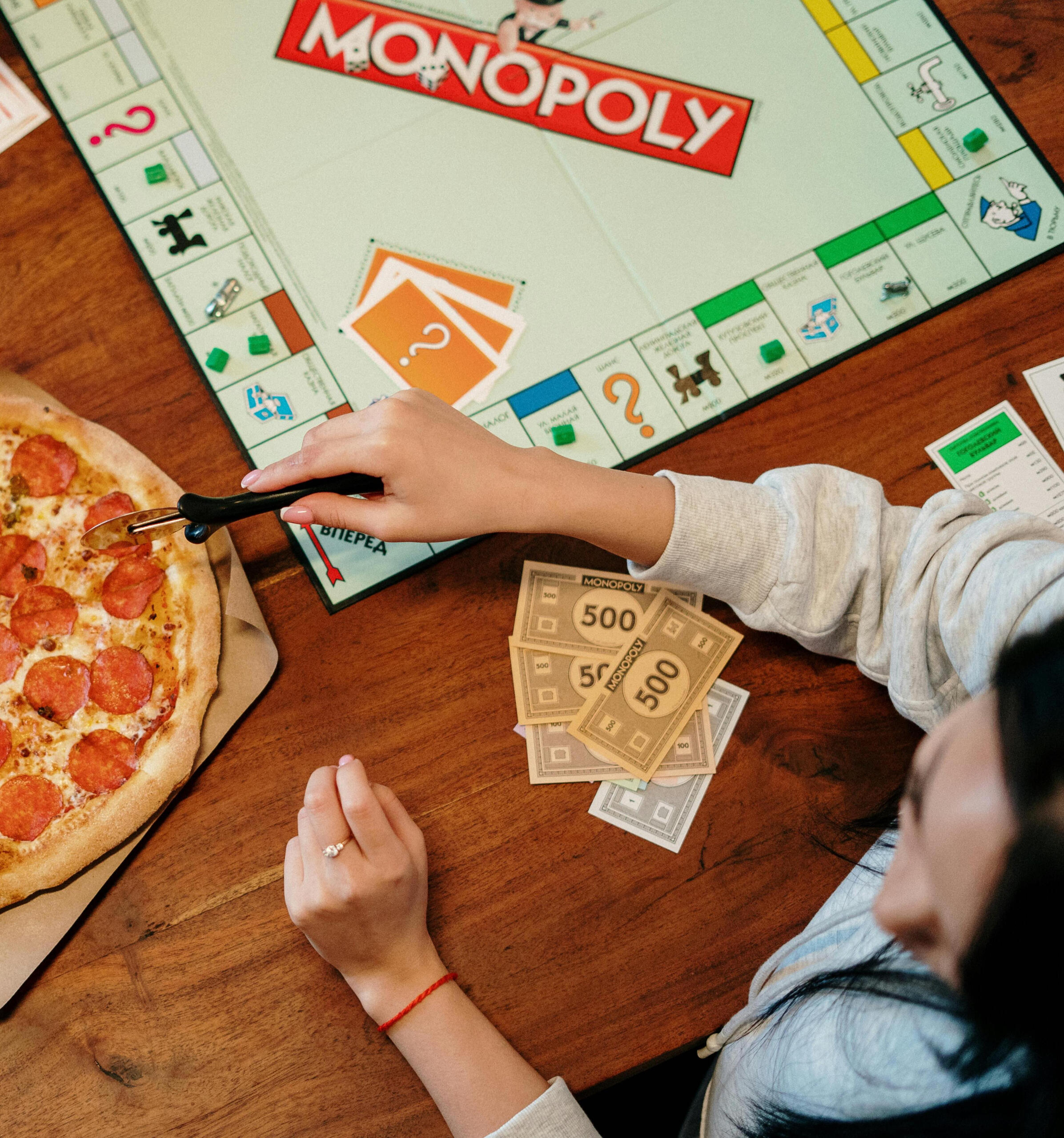 Spelkväll med pizza – en dejt hemma från Dejtkortet Ett par som har spelkväll och äter pizza, en rolig hemmadejt inspirerad av Dejtkortet.